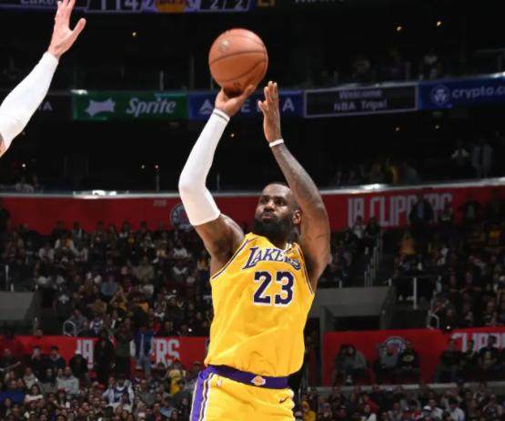 华体会官网APP-末节19分+5记三分！詹皇造大逆转背后：39岁再进化