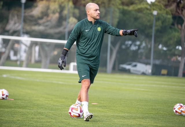 华体会官网入口-国安门将教练洛博：守门员最重要的是稳定性和自信